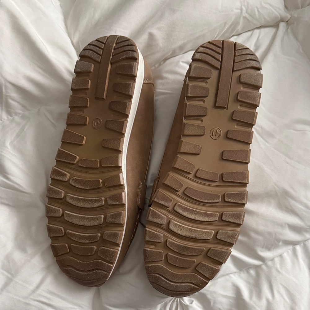 Elegant Tan Loafers for Women - Picture 2 of 4